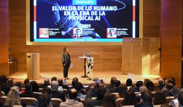Seminario de la Cátedra Coca-Cola Andina abordó el valor de lo humano ante el avance de la inteligencia artificial física